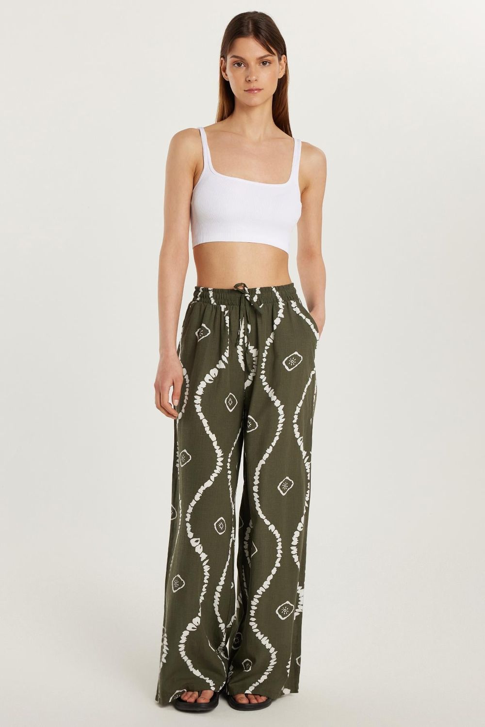 Kadın Regular Fit Beli Bağcıklı Geniş Paça Baskılı Pantolon