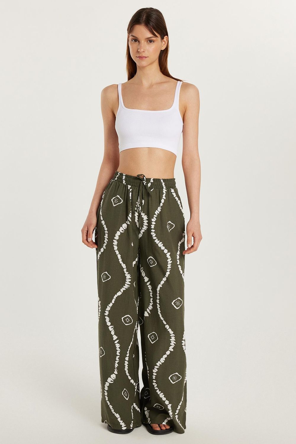 Kadın Regular Fit Beli Bağcıklı Geniş Paça Baskılı Pantolon