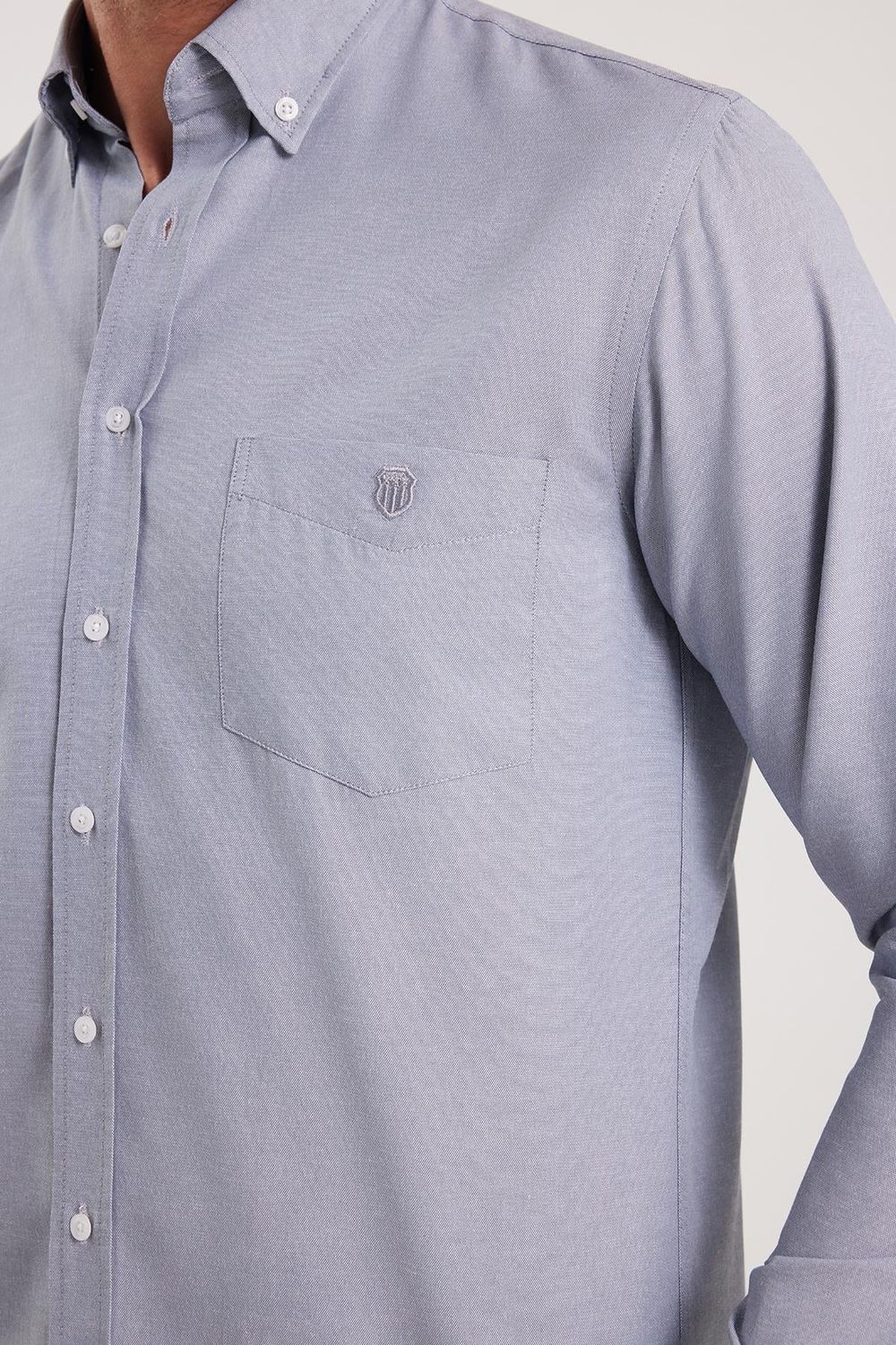 Erkek Regular Fit Klasik Kesim Oxford Doku Yaka Düğmeli Cepli Nakışlı Gömlek
