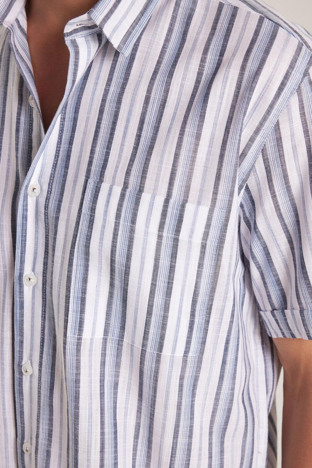 Erkek Regular Fit Klasik Kesim %100 Pamuk Keten Doku Tek Cepli Çizgili Kısa Kollu Gömlek