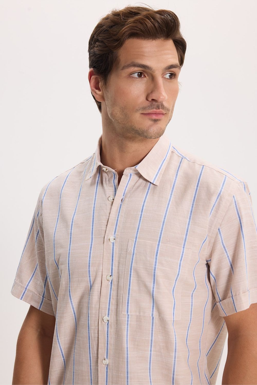 Erkek Regular Fit Klasik Kesim Oversize %100 Pamuk Keten Doku Tek Cepli Çizgili Kısa Kollu Bej Gömlek