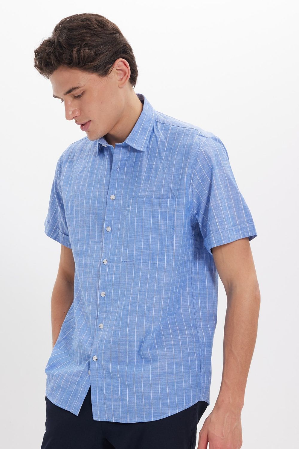 Erkek Regular Fit Klasik Kesim Oversize %100 Pamuk Keten Doku Tek Cepli Çizgili Kısa Kollu Saks Mavi Gömlek