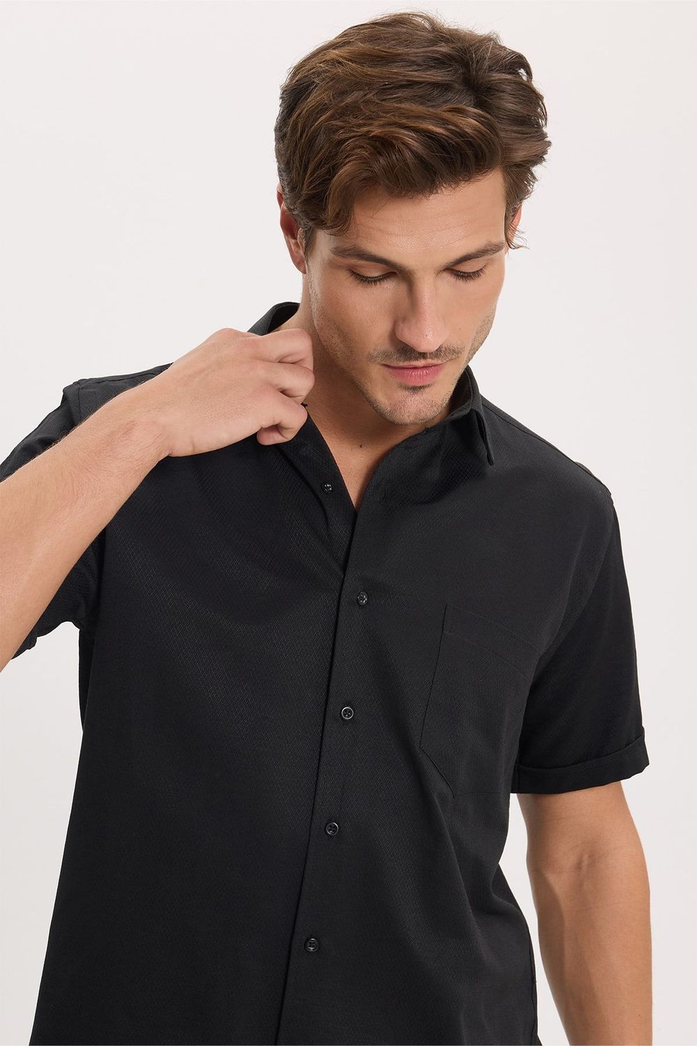 Erkek Regular Fit Klasik Kesim Pamuklu Kısa Kollu Armürlü Siyah Gömlek