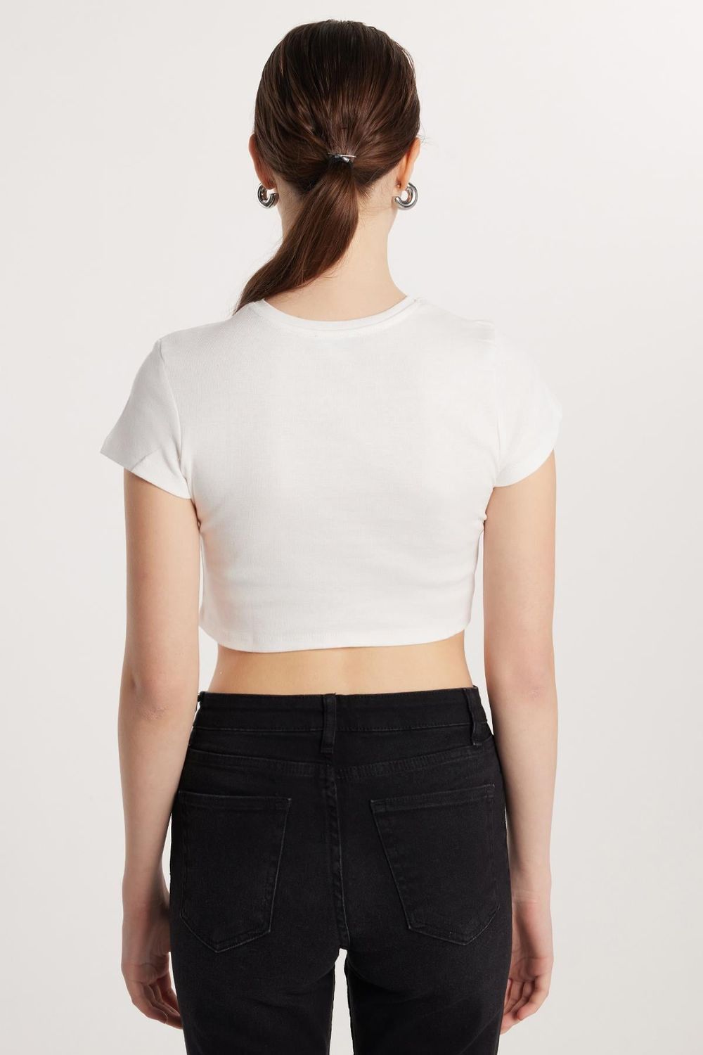 Kadın Slim Fit Dar Kesim %100 Pamuk Bisiklet Yaka Baskılı Beyaz Crop Tişört