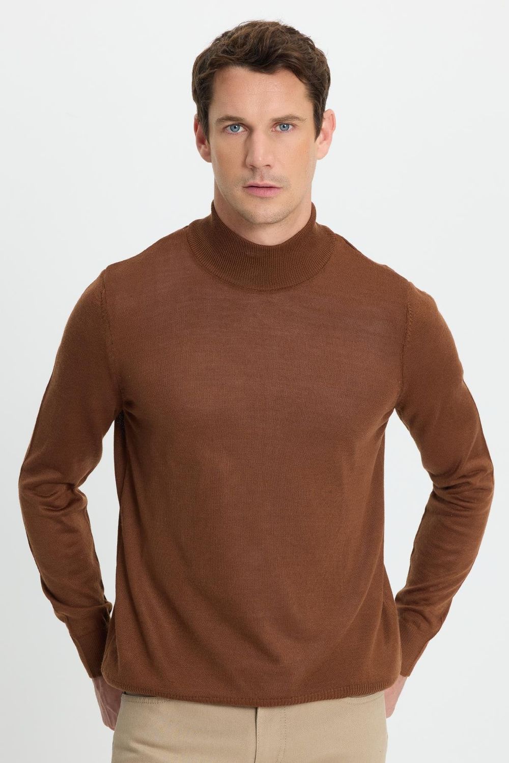 Erkek Standart Fit Normal Kesim Yarım Balıkçı Yaka Düz Kahverengi Triko Kazak