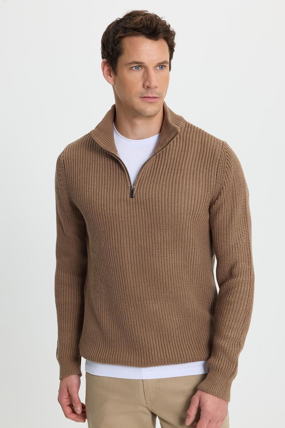 Erkek Slim Fit Dar Kesim Fermuarlı Koyu Vizon Dik Yaka Triko Kazak