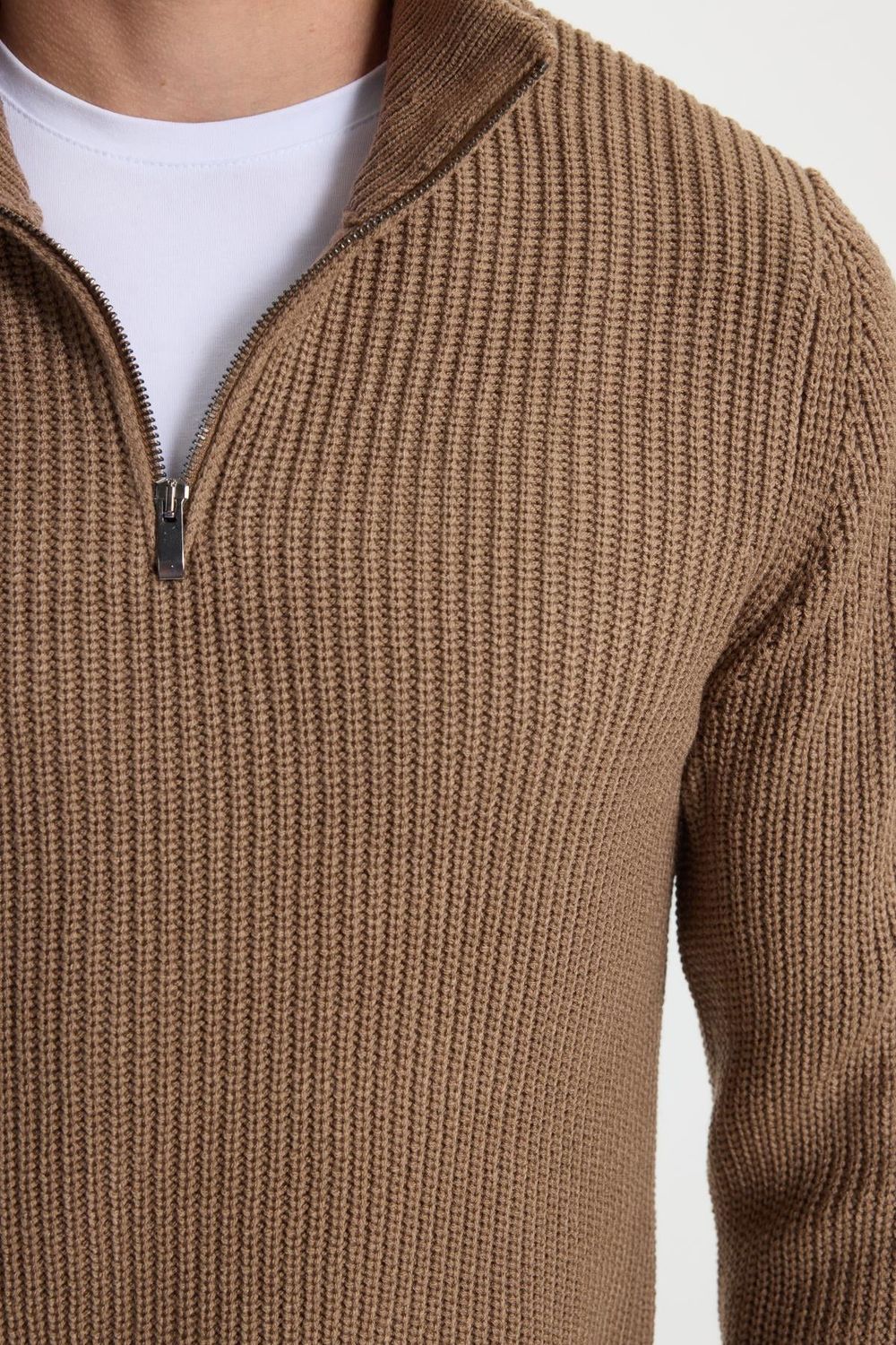 Erkek Slim Fit Dar Kesim Fermuarlı Koyu Vizon Dik Yaka Triko Kazak
