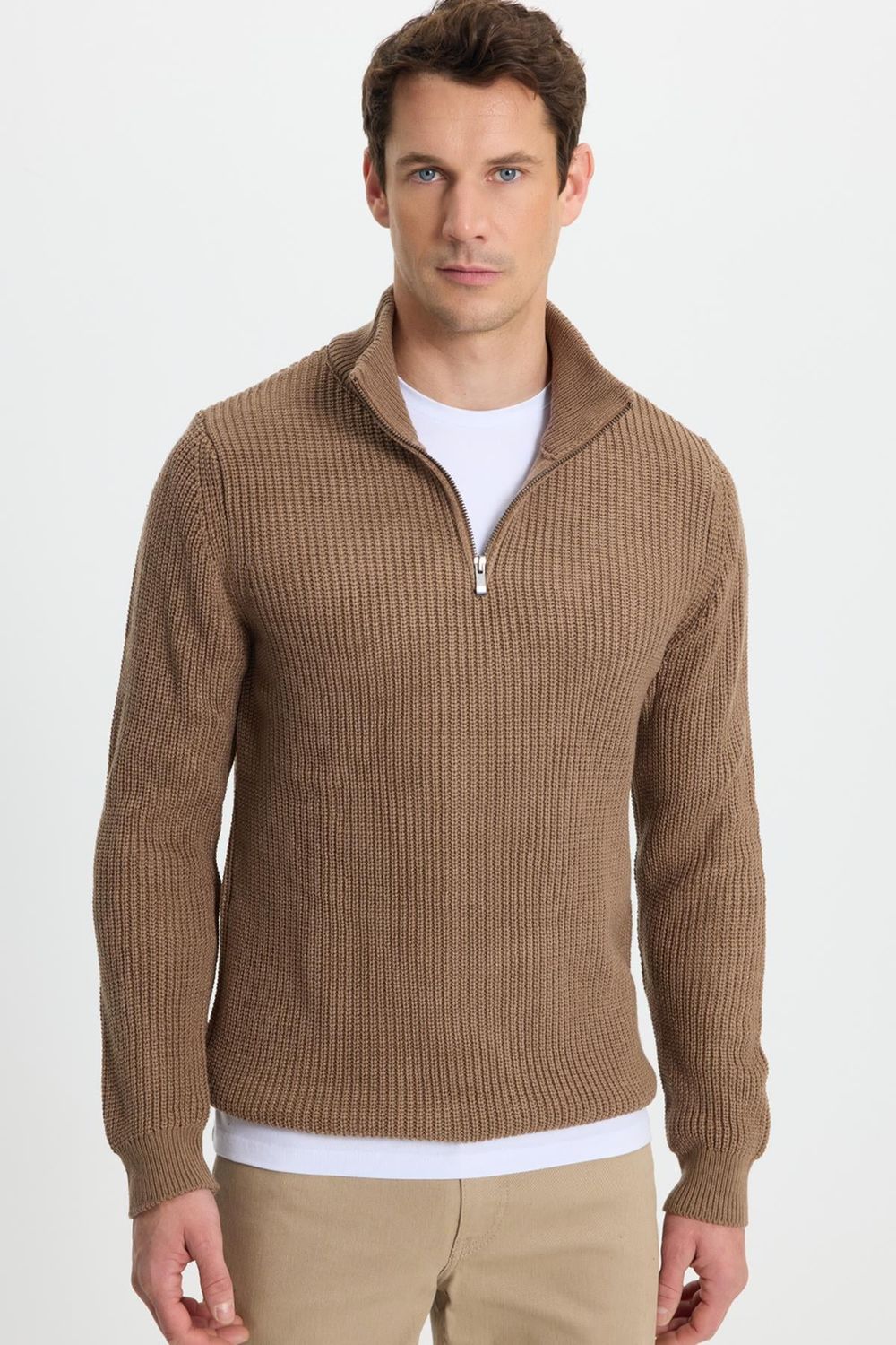Erkek Slim Fit Dar Kesim Fermuarlı Koyu Vizon Dik Yaka Triko Kazak