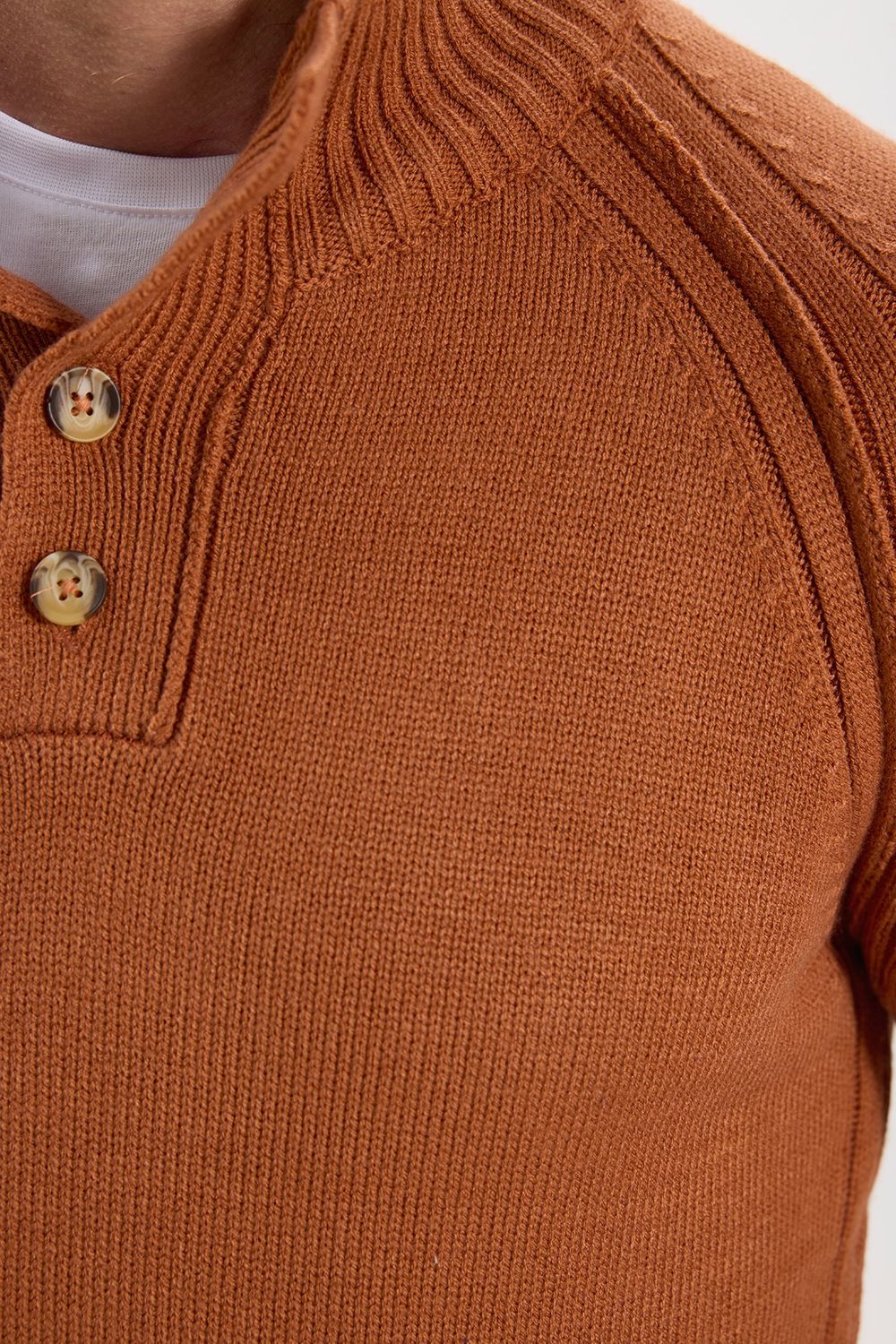 Erkek Slim Fit Dar Kesim Dik Yaka Düğmeli Tarçın Triko Kazak