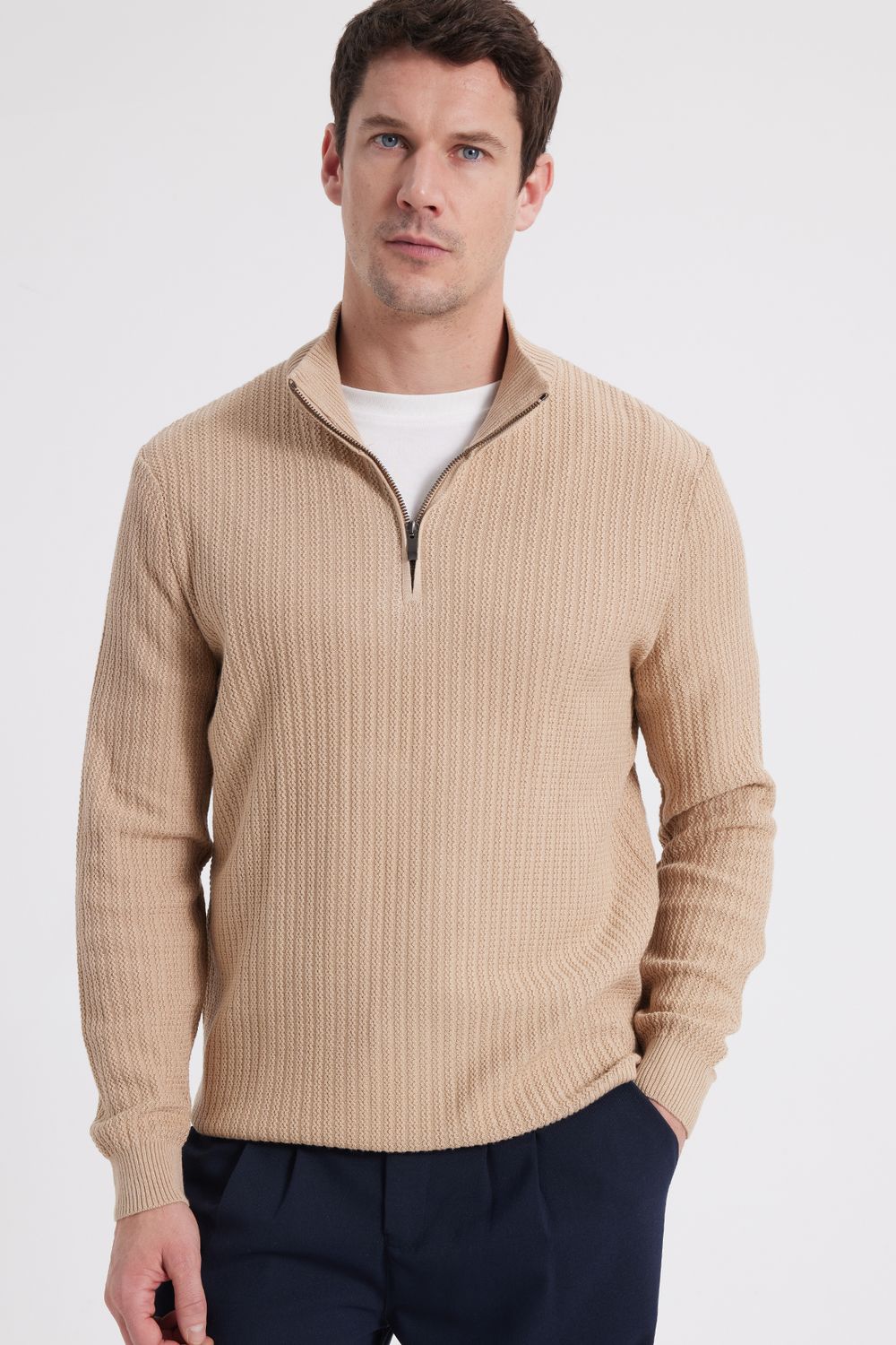 Slim Fit Dar Kesim Dik Yaka Fermuarlı Desenli Bej Erkek Triko Kazak