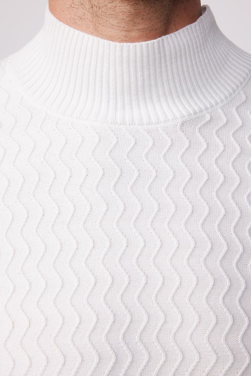 Slim Fit Dar Kesim Yarım Balıkçı Yaka Desenli Tüylenmeyen Beyaz Erkek Kazak