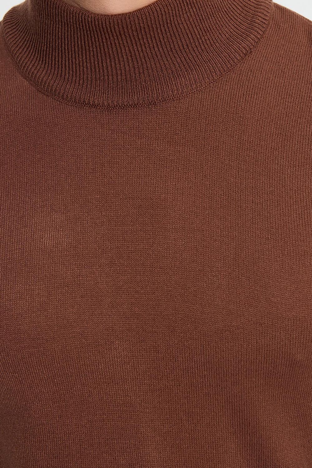 Erkek Slim Fit Dar Kesim Yumuşak Dokulu Tüylenmeyen Kahverengi Yarım Balıkçı Yaka Triko Kazak