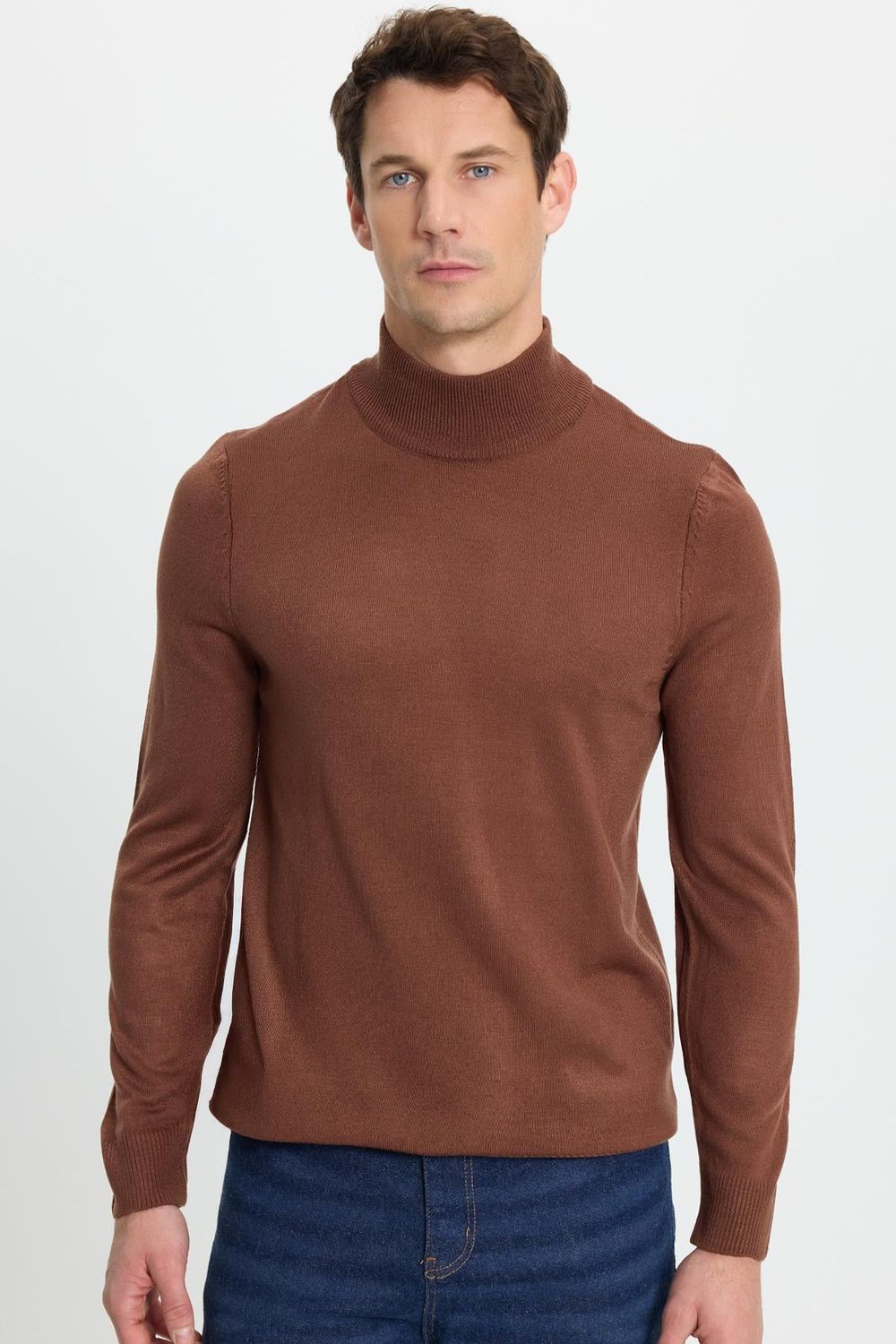 Erkek Slim Fit Dar Kesim Yumuşak Dokulu Tüylenmeyen Kahverengi Yarım Balıkçı Yaka Triko Kazak