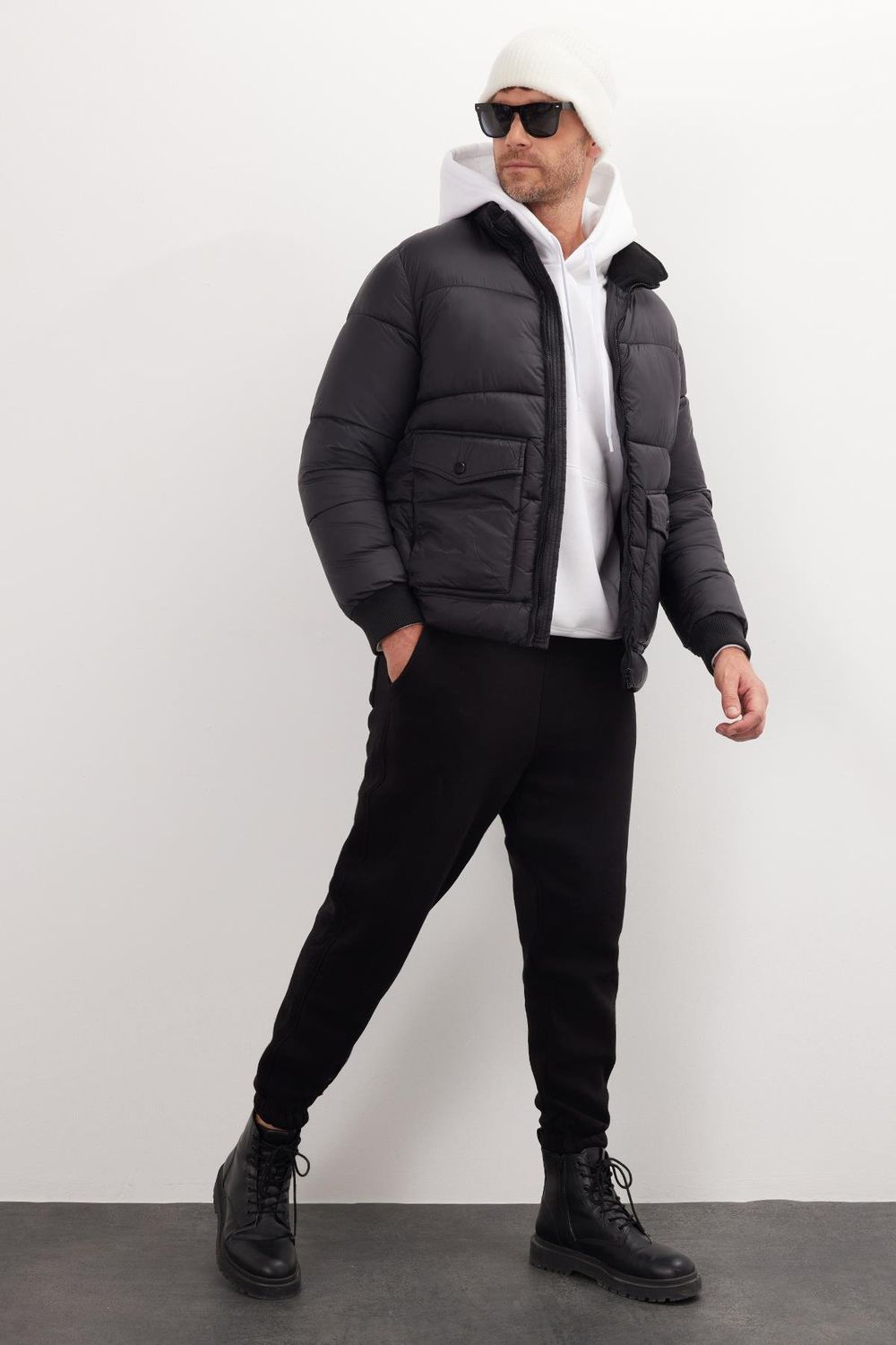 Erkek Regular Fit Klasik Kesim Çift Cepli Lastikli Dik Yaka Siyah Mont