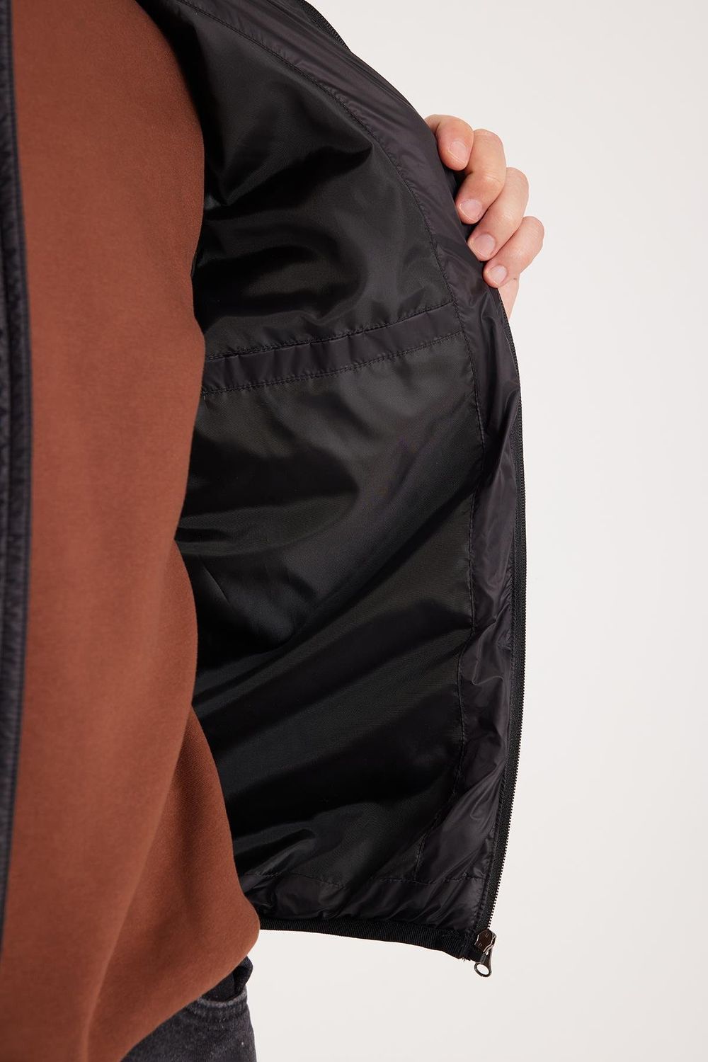 Erkek Relax Fit Rahat Kesim Kapitone Kollar Triko Çift Cepli Siyah Mont