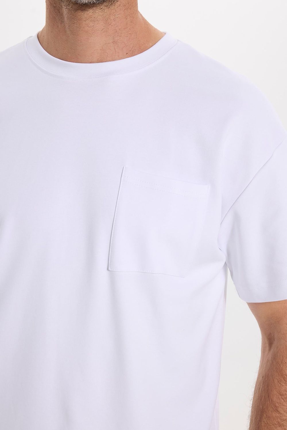 Erkek Oversize Geniş Kesim Pamuklu Kısa Kol Likralı Cepli Beyaz Bisiklet Yaka Tişört