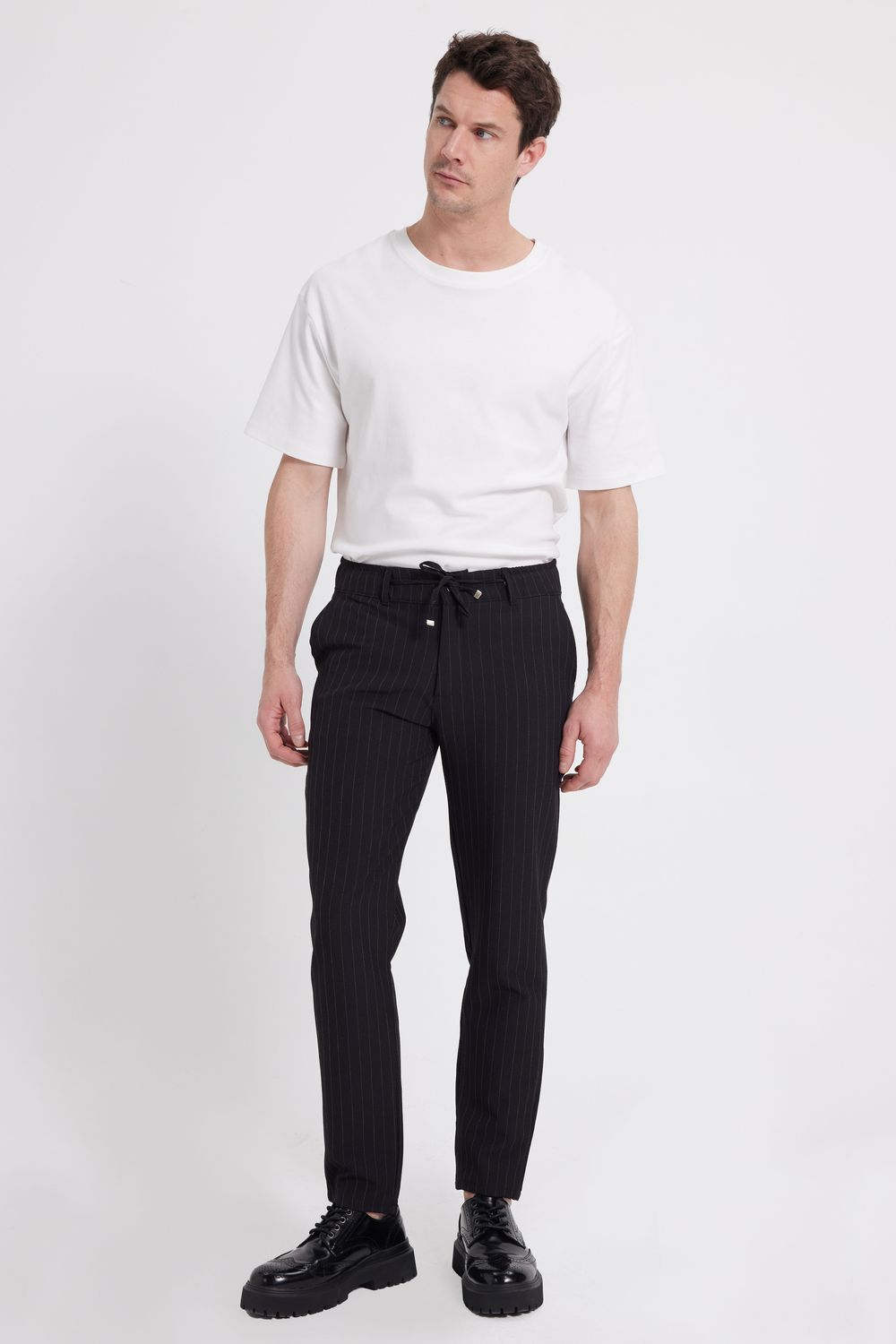 Erkek Slim Fit Dar Kesim Gofre Kumaş Beli Bağcıklı Çizgili Siyah Pantolon
