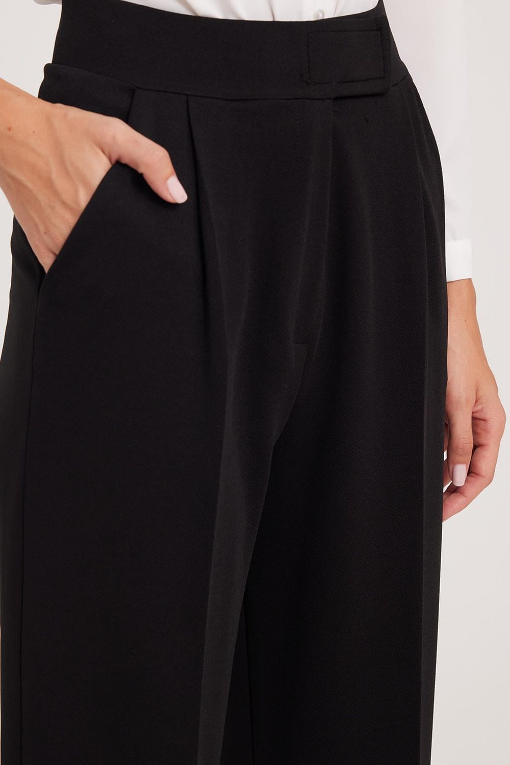 Kadın Regular Fit Klasik Kesim Cırt Kapamalı Geniş Paça Siyah Pantolon