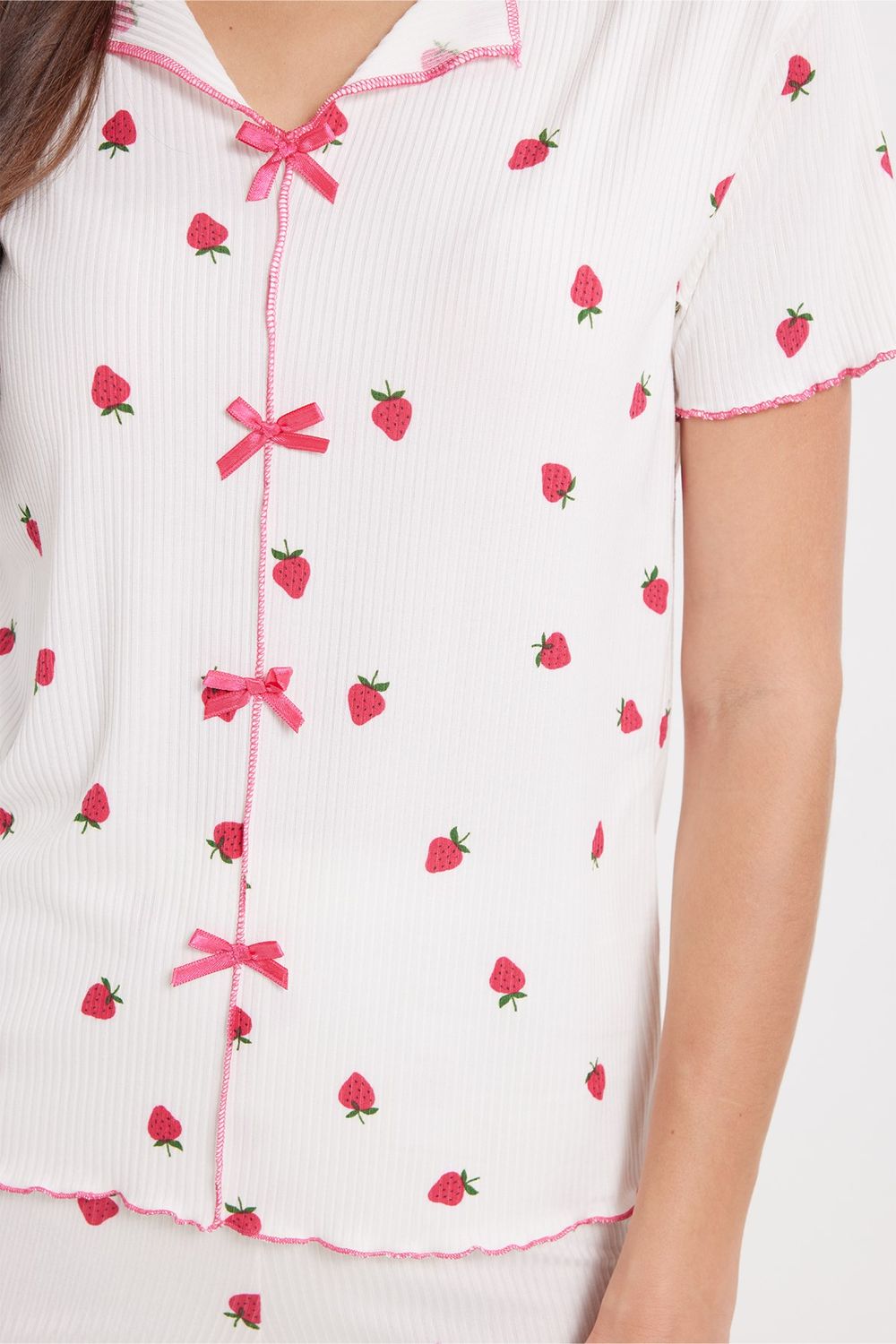 Kadın Standart Fit Normal Kesim Fitilli Görünüm Fiyonk Detaylı Kısa Kol Baskılı Ekru Pijama Takımı