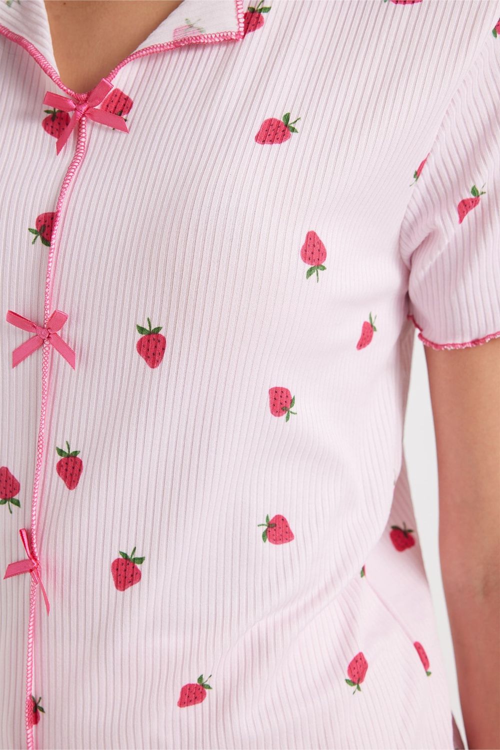 Kadın Standart Fit Normal Kesim Fitilli Görünüm Fiyonk Detaylı Kısa Kol Baskılı Pembe Pijama Takımı