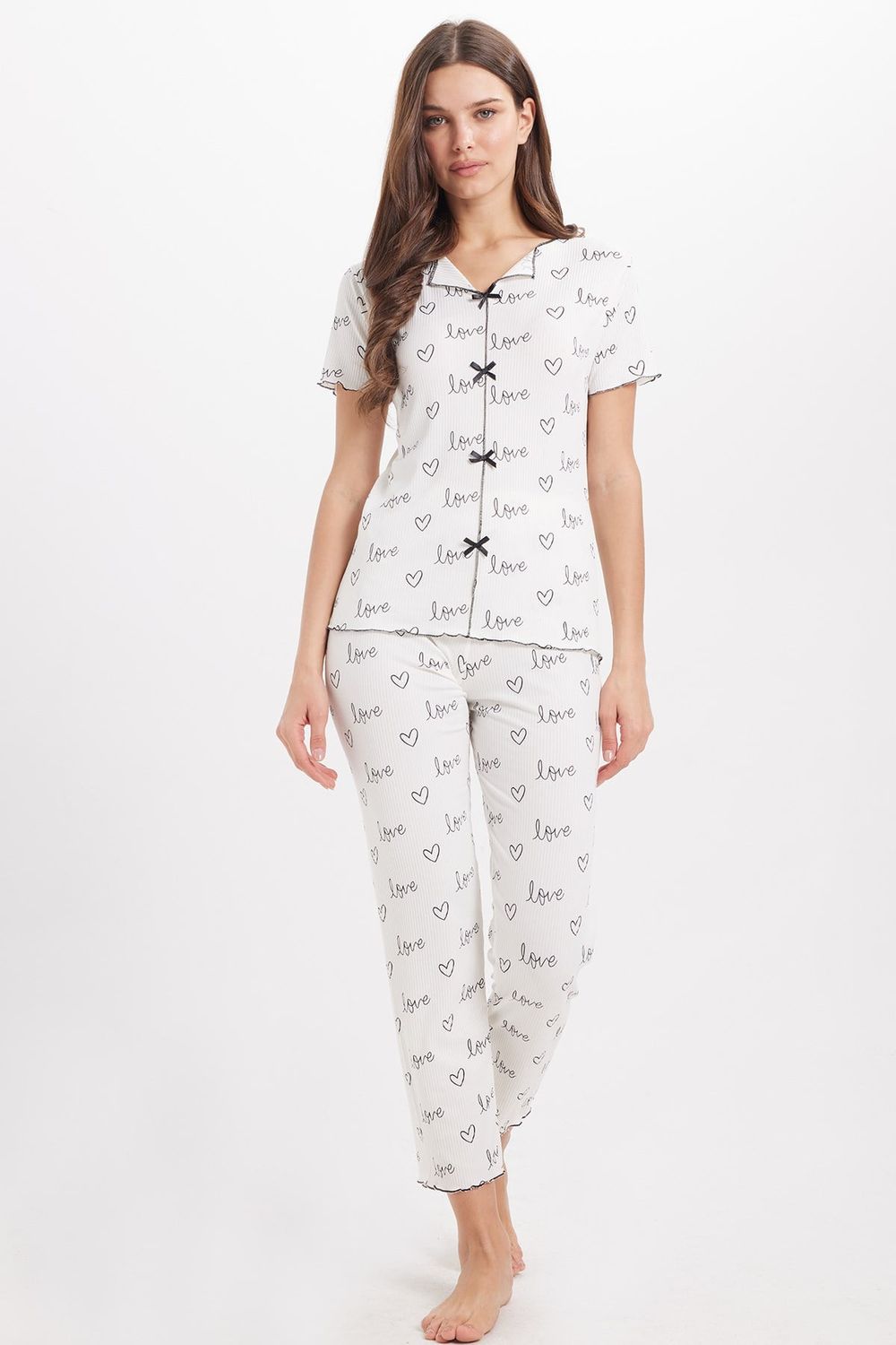 Kadın Standart Fit Normal Kesim Fitilli Görünüm Fiyonk Detaylı Kısa Kol Baskılı Beyaz Pijama Takımı