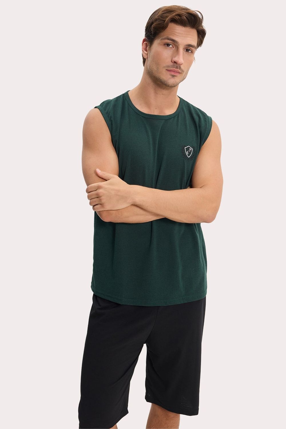 Erkek Standart Fit Normal Kesim Kolsuz Pamuklu Haki Tişört Siyah Şort Takım