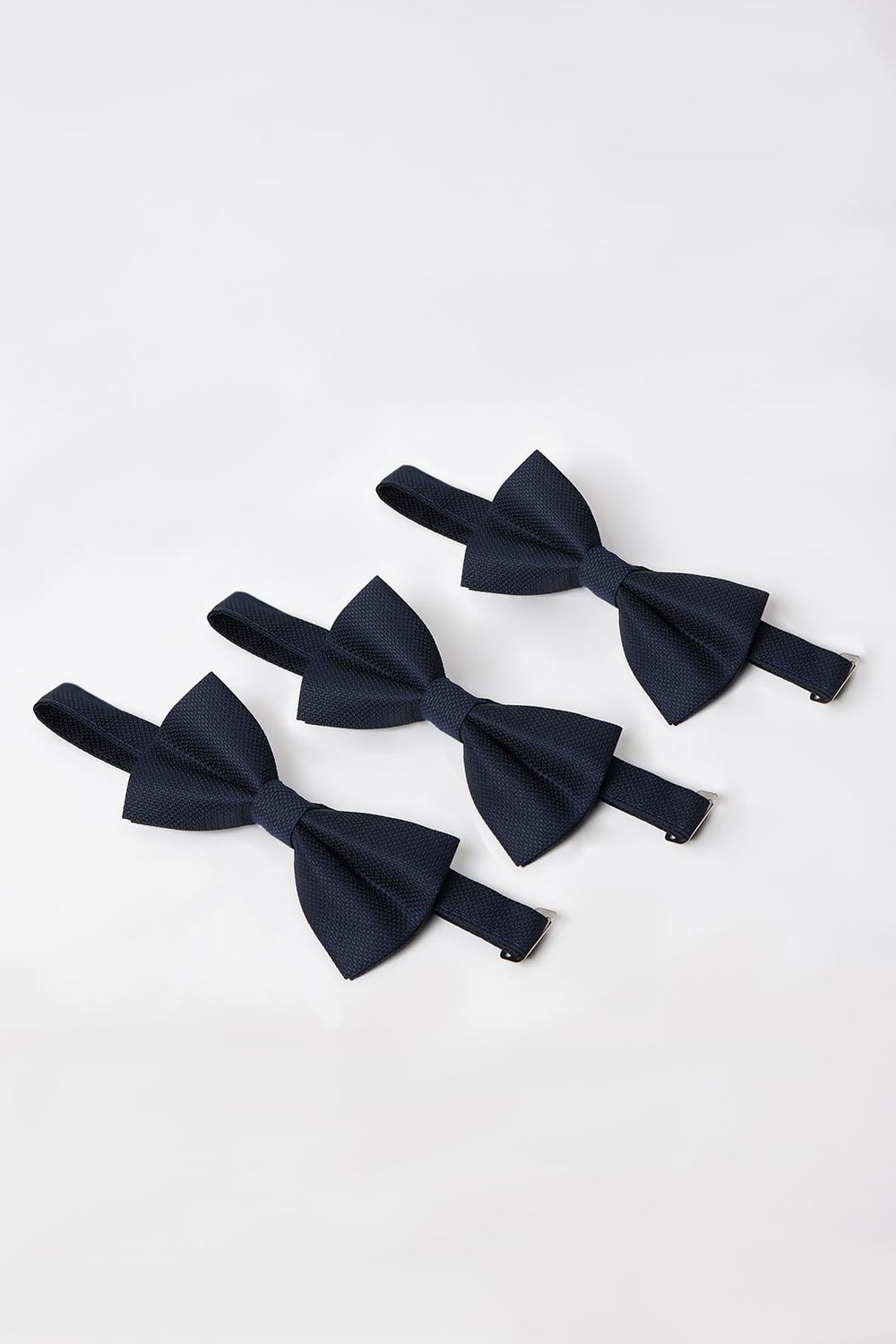 TRIPLE BOW TIE