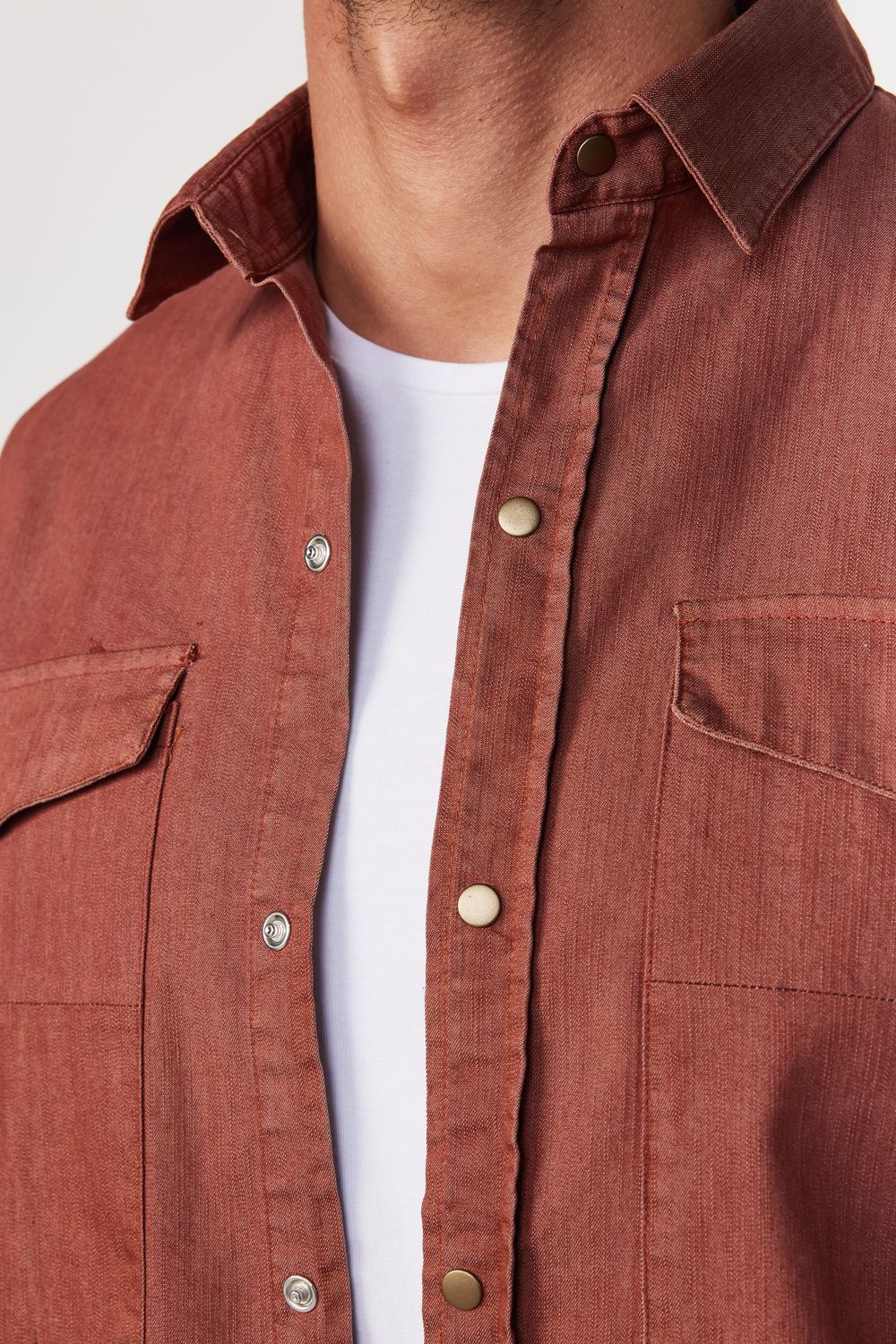 Relax Fit Denim Parça Boyalı Çift Cep Kapaklı Çıtçıtlı Kahverengi Erkek Gömlek
