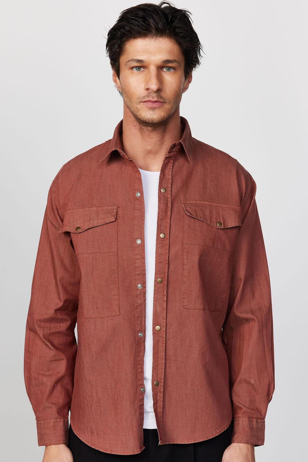 Relax Fit Denim Parça Boyalı Çift Cep Kapaklı Çıtçıtlı Kahverengi Erkek Gömlek