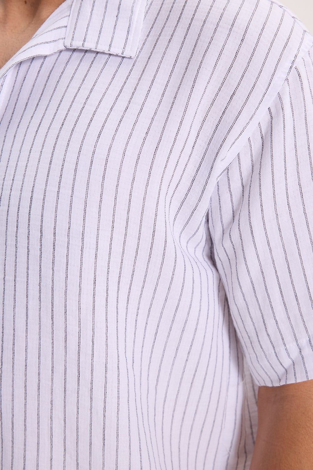 Erkek Relax Fit Rahat Kesim Müslin Kumaş Kısa Kollu Apaş Yaka Çizgili Gömlek