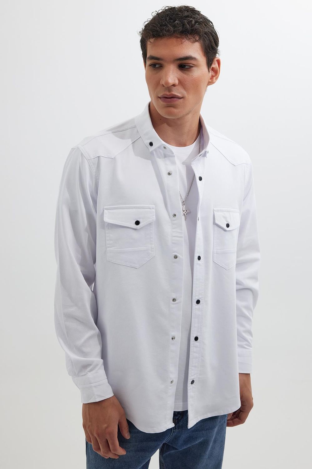 Erkek Regular Fit Rahat Kesim Çift Cepli Spor Yaka Denim Kırık Beyaz Gömlek