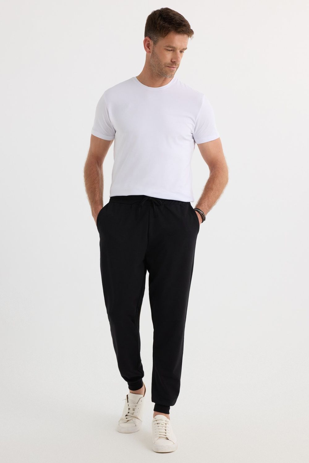 Erkek Regular Fit Klasik Kesim Beli Bağcıklı Jogger Cepli Lastikli Paça Siyah Eşofman Altı