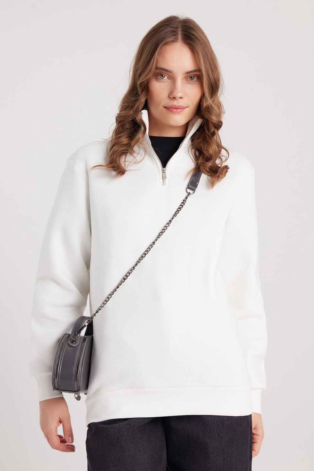 Kadın Relax Fit Rahat Kesim Pamuklu İçi Polarlı Yarım Fermuarlı Beyaz Dik Yaka Sweatshirt