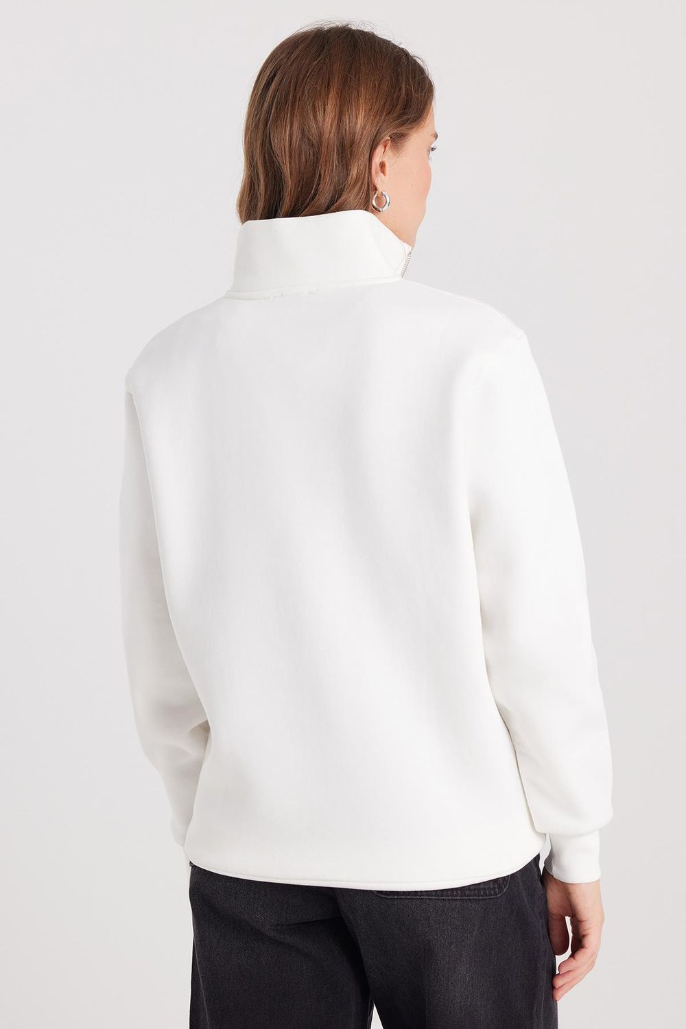 Kadın Relax Fit Rahat Kesim Pamuklu İçi Polarlı Yarım Fermuarlı Beyaz Dik Yaka Sweatshirt