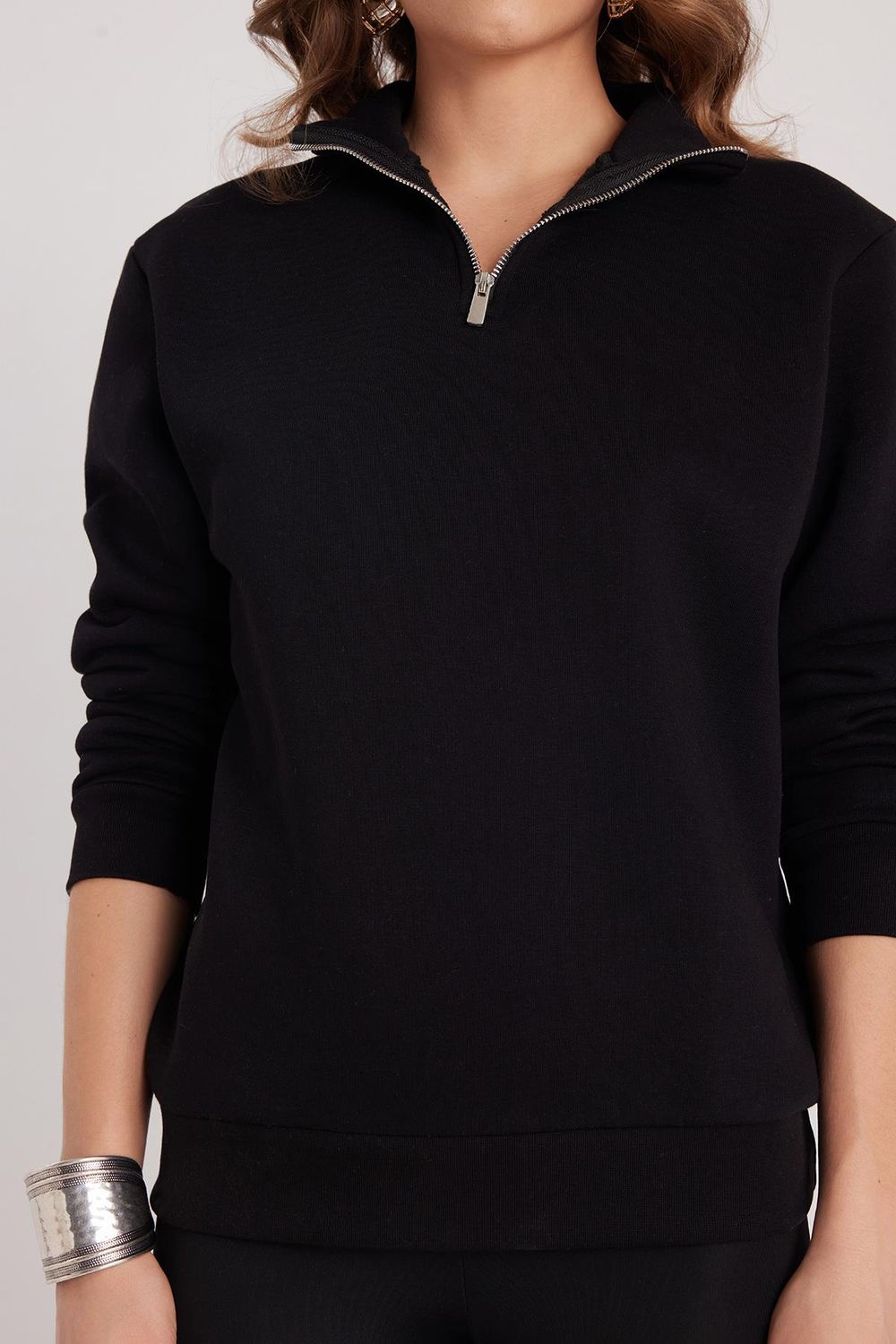 Kadın Relax Fit Rahat Kesim Pamuklu İçi Polarlı Yarım Fermuarlı Siyah Dik Yaka Sweatshirt