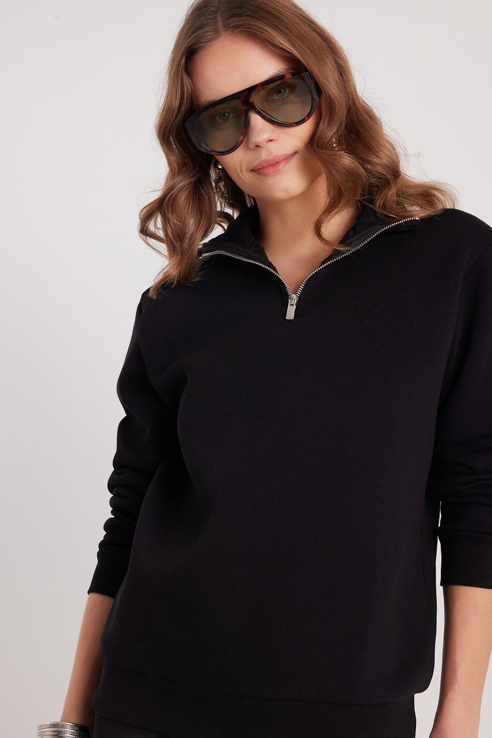 Kadın Relax Fit Rahat Kesim Pamuklu İçi Polarlı Yarım Fermuarlı Siyah Dik Yaka Sweatshirt