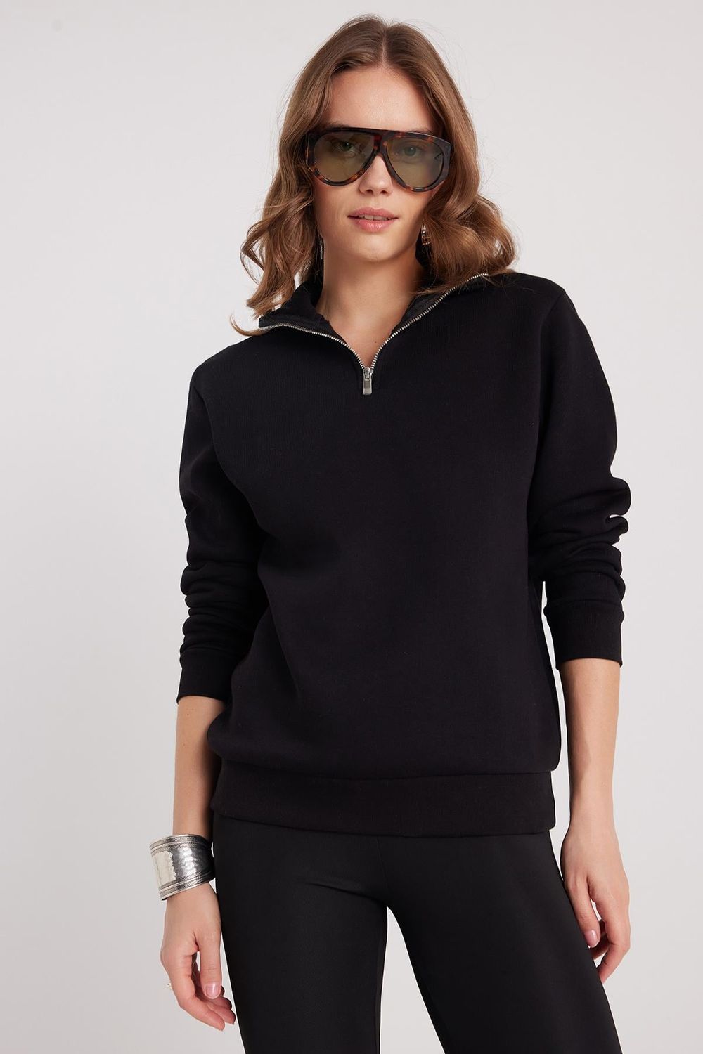 Kadın Relax Fit Rahat Kesim Pamuklu İçi Polarlı Yarım Fermuarlı Siyah Dik Yaka Sweatshirt