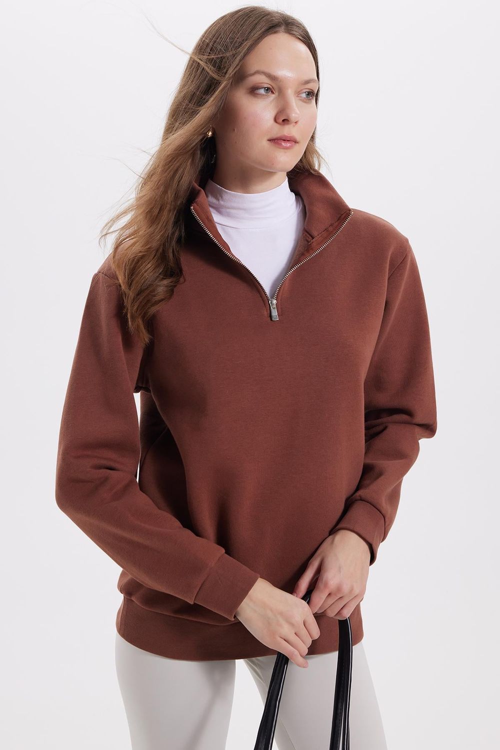 Kadın Relax Fit Rahat Kesim Pamuklu İçi Polarlı Yarım Fermuarlı Kahverengi Dik Yaka Sweatshirt
