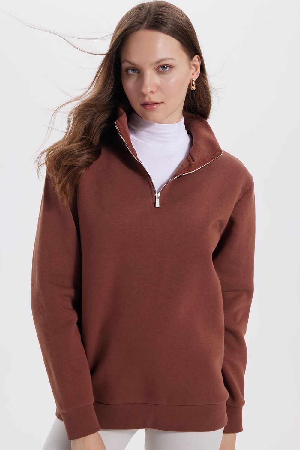 Kadın Relax Fit Rahat Kesim Pamuklu İçi Polarlı Yarım Fermuarlı Kahverengi Dik Yaka Sweatshirt