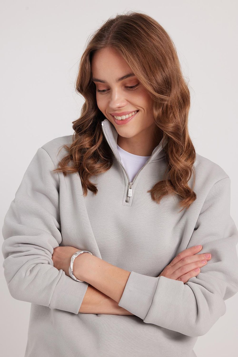 Kadın Relax Fit Rahat Kesim Pamuklu İçi Polarlı Yarım Fermuarlı Taş Renk Dik Yaka Sweatshirt