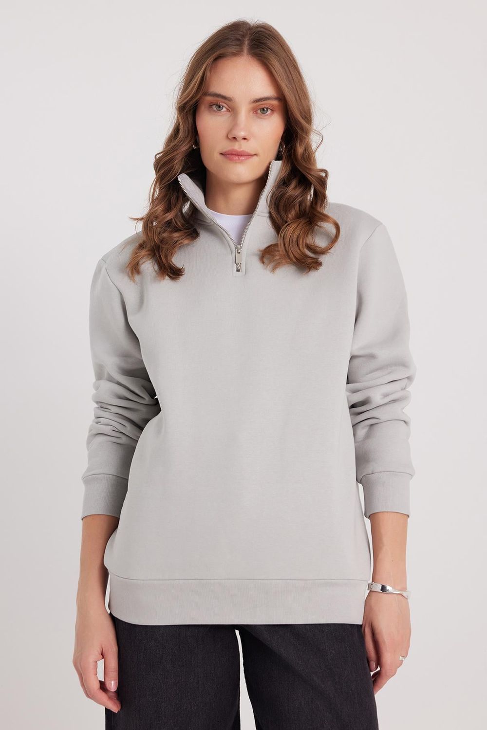 Kadın Relax Fit Rahat Kesim Pamuklu İçi Polarlı Yarım Fermuarlı Taş Renk Dik Yaka Sweatshirt