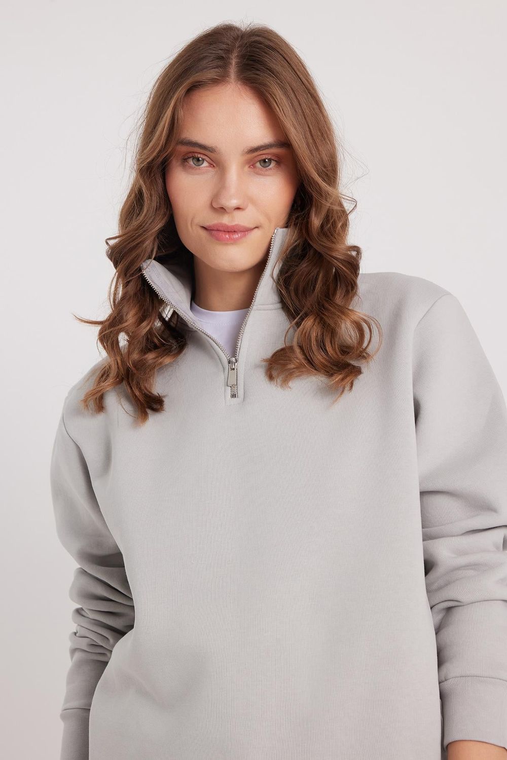 Kadın Relax Fit Rahat Kesim Pamuklu İçi Polarlı Yarım Fermuarlı Taş Renk Dik Yaka Sweatshirt