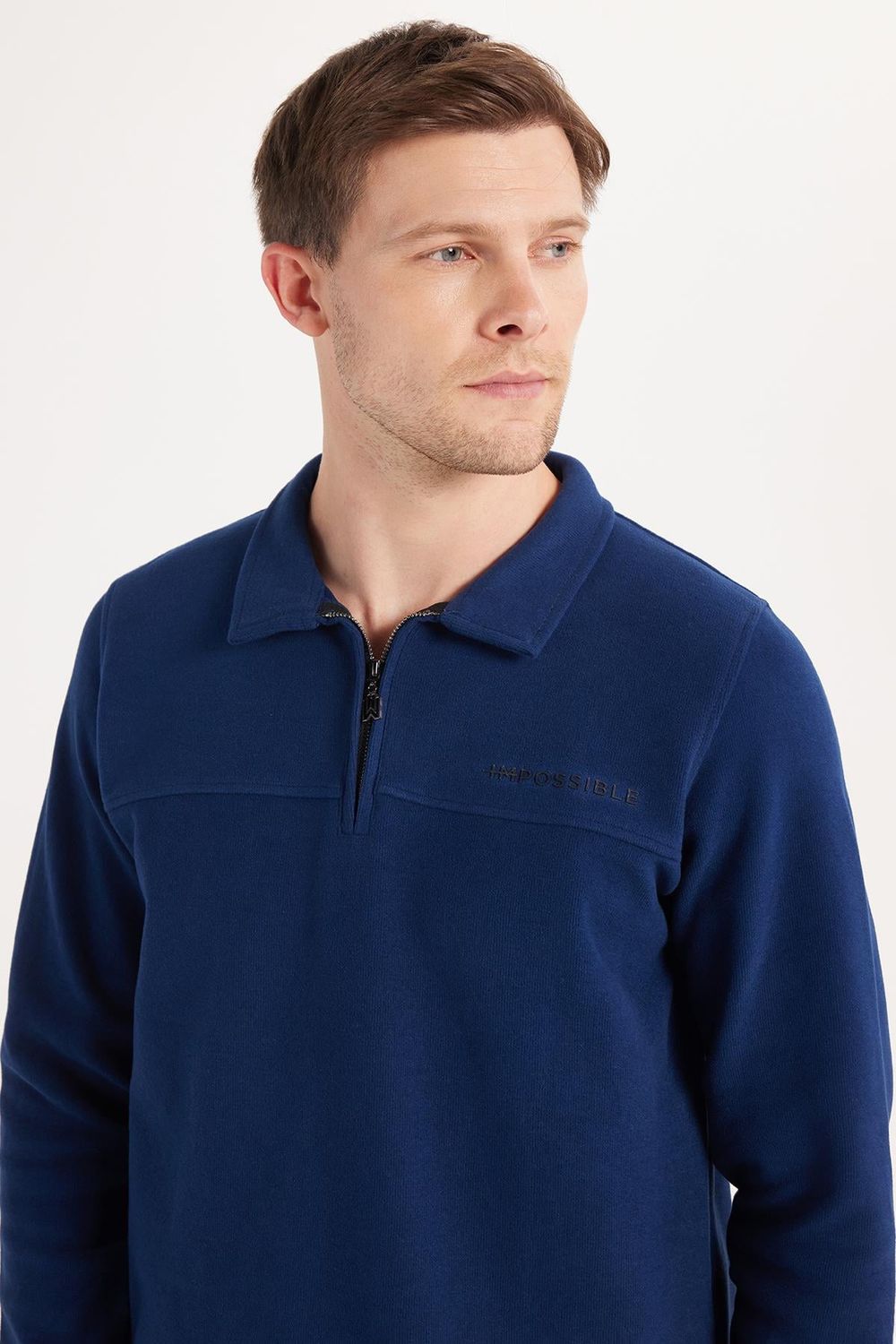 Erkek Standart Fit Pamuklu Selanik Kumaş Yarım Fermuarlı Polo Yaka Baskılı İndigo Sweatshirt