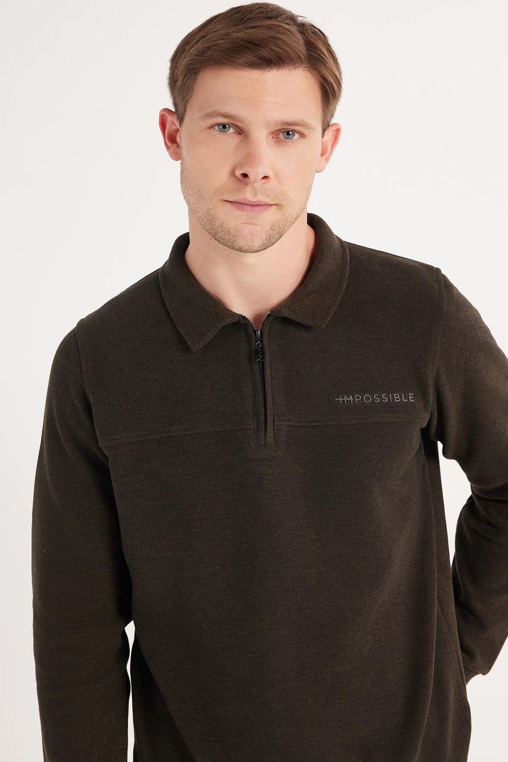 Erkek Standart Fit Pamuklu Selanik Kumaş Yarım Fermuarlı Polo Yaka Baskılı Kahverengi Sweatshirt