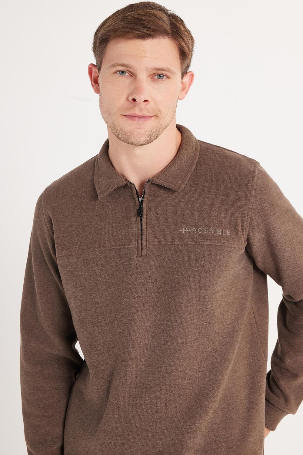 Erkek Standart Fit Pamuklu Selanik Kumaş Yarım Fermuarlı Polo Yaka Baskılı Tütün Rengi Sweatshirt