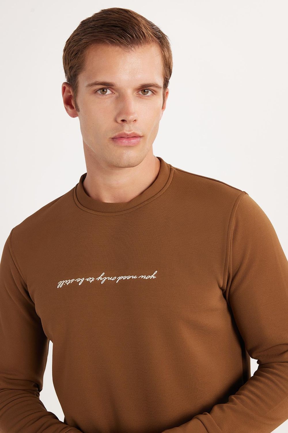 Erkek Standart Fit Pamuklu Bisiklet Yaka Şardonlu Baskılı Kahverengi Sweatshirt 