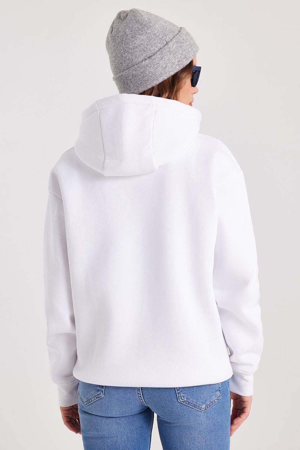 Kadın Oversize Geniş Kesim Pamuklu Yumuşak Dokulu İçi Polarlı Baskılı Beyaz Kapüşonlu Sweatshirt