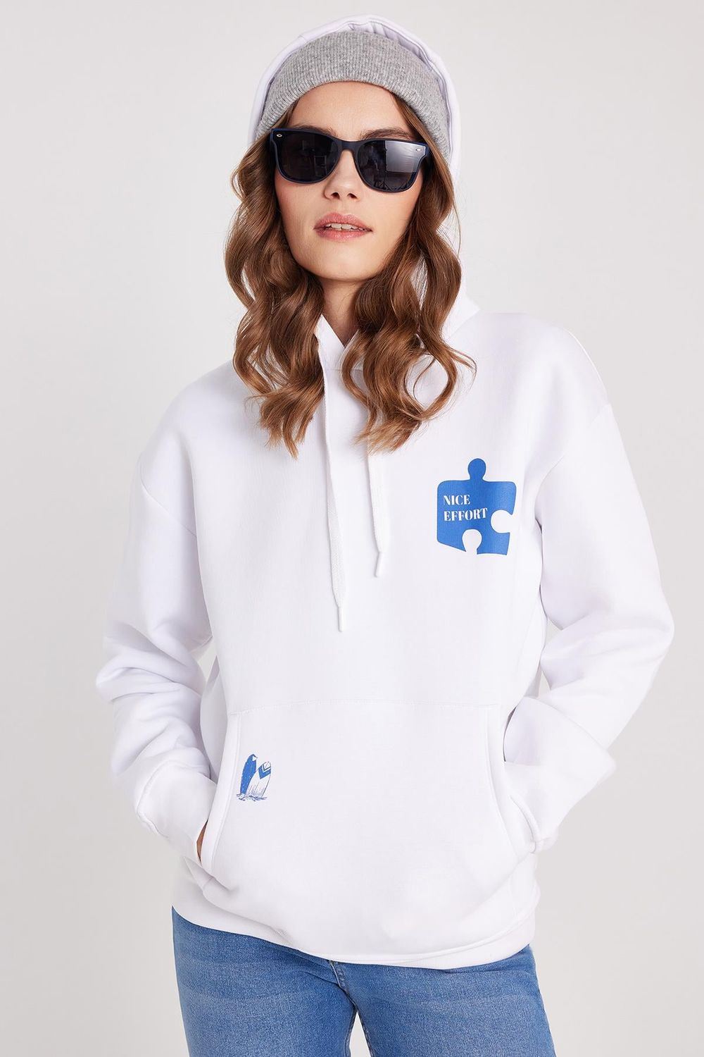 Kadın Oversize Geniş Kesim Pamuklu Yumuşak Dokulu İçi Polarlı Baskılı Beyaz Kapüşonlu Sweatshirt