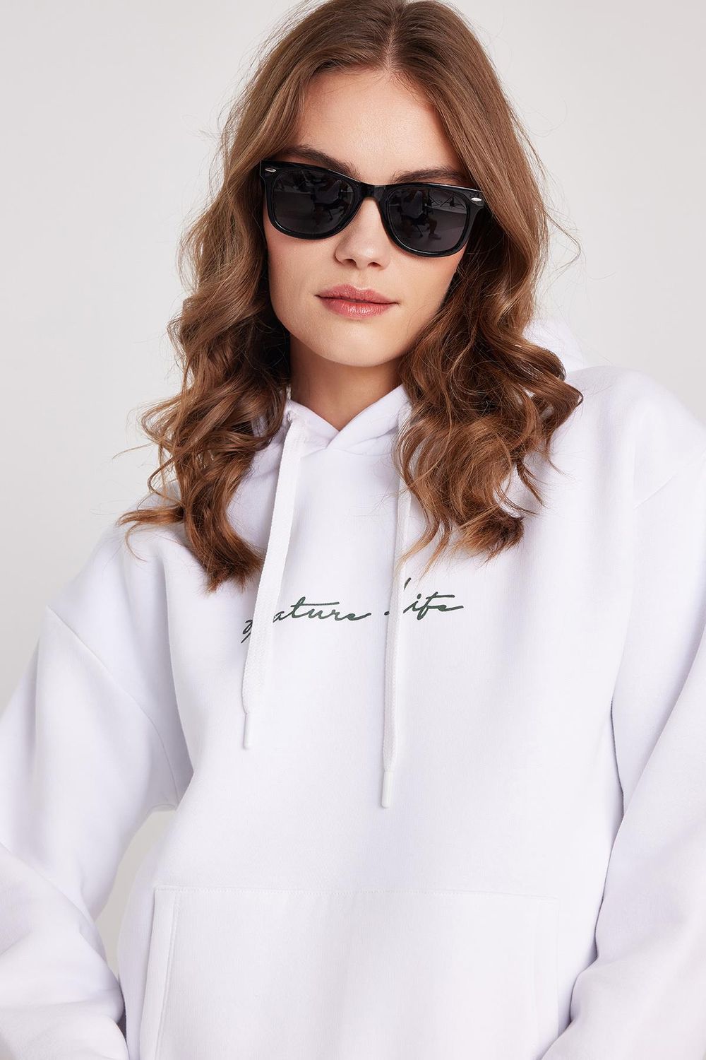 Kadın Oversize Geniş Kesim Pamuklu Yumuşak Dokulu İçi Polarlı Baskılı Beyaz Kapüşonlu Sweatshirt