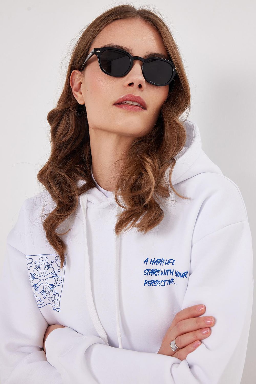 Kadın Oversize Geniş Kesim Pamuklu Yumuşak Dokulu İçi Polarlı Baskılı Beyaz Kapüşonlu Sweatshirt